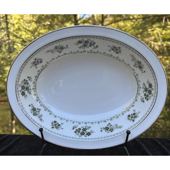 Royal Doulton Dining Royal Doulton Valley Green 12 Serving Bowl H5015 Green Leaf Excellent